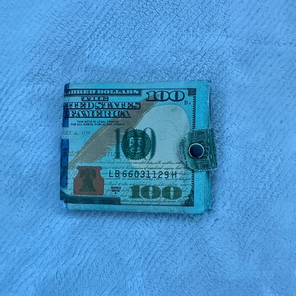 $100 Design Wallet - Picture 4 of 4